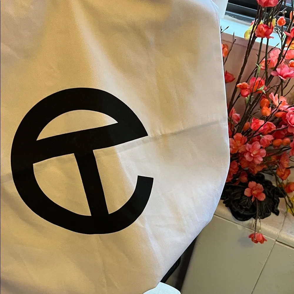 Telfar Authentic brand new Purple Women's Logo Tote Bag - Elegant Everyday Carry - Picture 7 of 7